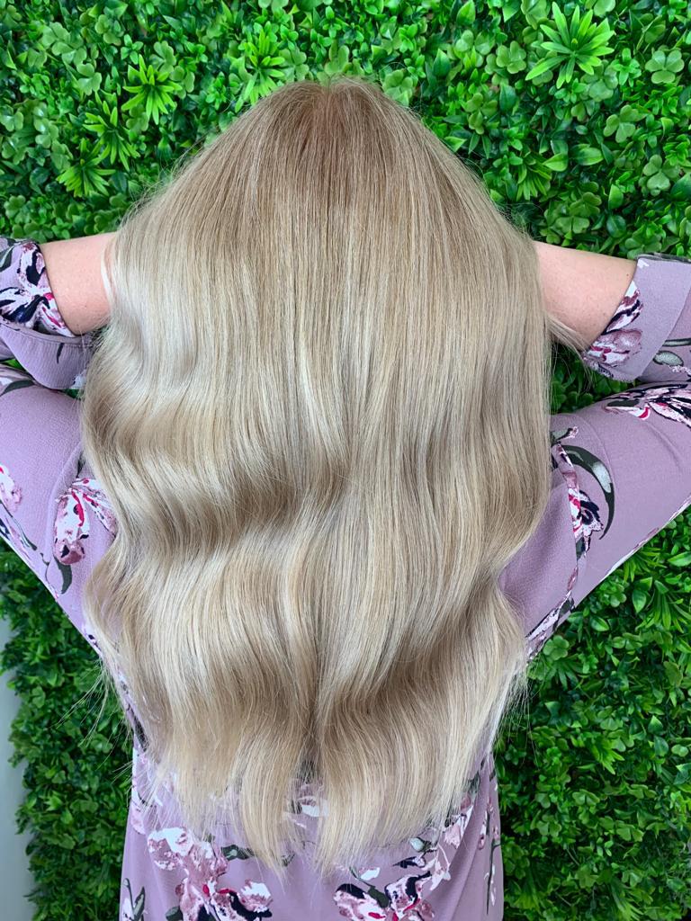 Ciepla blond koloryzacja, bok glowy