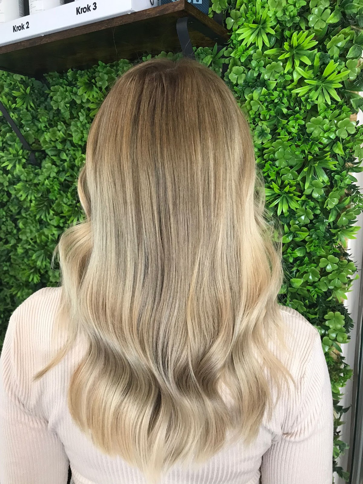 Dlugie blond wlosy z naturalnym balayage, efekt pracy salonu