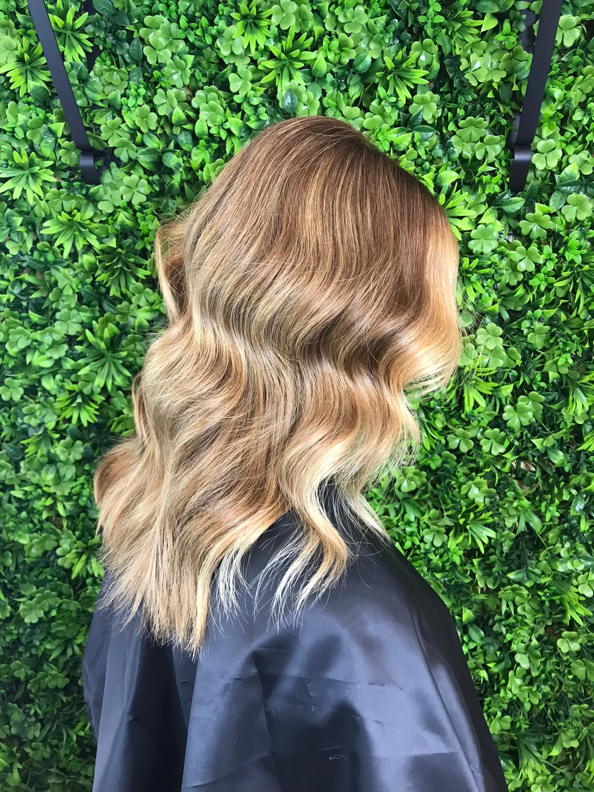 Cieple, miodowe fale, naturalny balayage